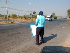 เครือข่ายเหยื่อเมาไม่ขับ จังหวัดมหาสารคาม รณรงค์และประชาสัมพันธ์เพื่อลดอุบัติเหตุบนท้องถนน ที่ถนนบรบือไปทางสารคาม ตำบลบรบือ 