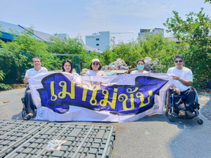 เครือข่ายเหยื่อเมาแล้วขับ กรุงเทพมหานคร รณรงค์เมาไม่ขับ บริเวณ ตลาดนัดโรงพยาบาลยันฮี