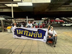 เครือข่ายเหยื่อเมาแล้วขับ กรุงเทพมหานคร รณรงค์เมาไม่ขับ บริเวณ ตลาดเสนีย์ แขวงบางหว้า เขตภาษีเจริญ
