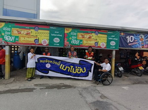 เครือข่ายเหยื่อเมาแล้วขับ กรุงเทพมหานคร รณรงค์เมาไม่ขับ บริเวณ ตลาดพระเงิน บางกรวย